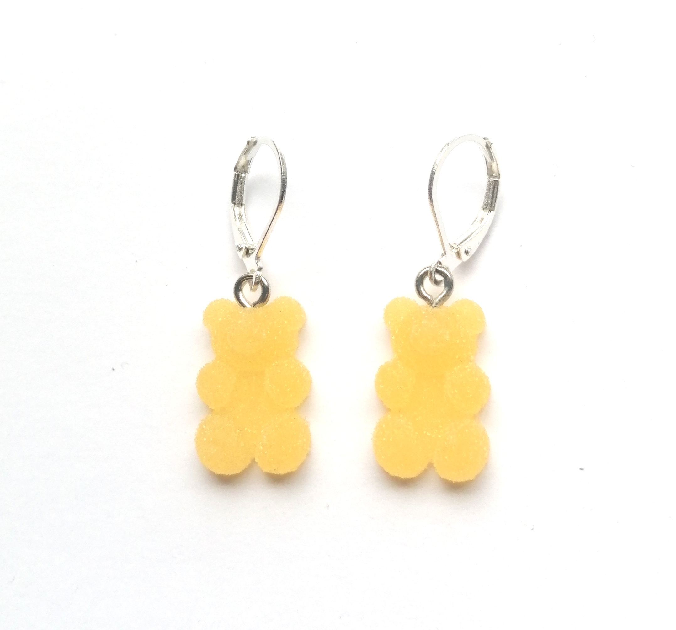 Boucles d’oreille « OURSON » résine jaune œuf 7€